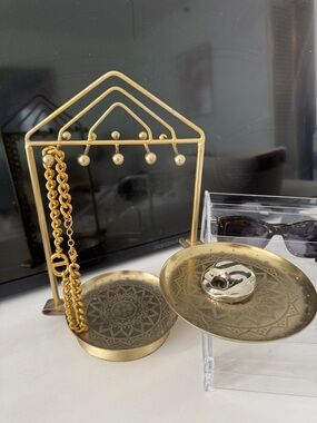 Gold jewelry holder